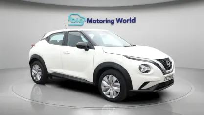 Usado Nissan Juke Acenta 114 HP (83 kW) 2023 Branco SUV