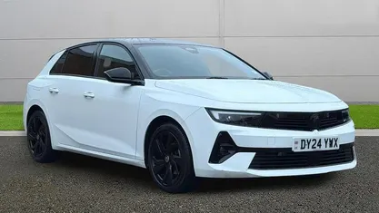 Used Vauxhall Astra 131 HP (96 kW) 2024 White Hatchback