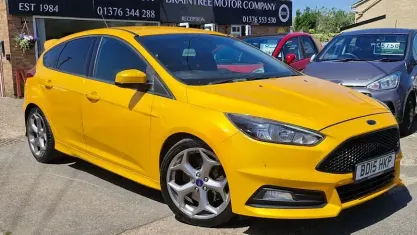 Usado Ford Focus ST 250 HP (183 kW) 2015 Amarelo Citadino
