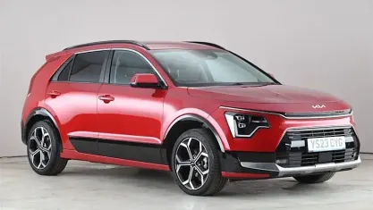 Gebraucht Kia Niro 141 PS (103 kW) 2023 Rot SUV