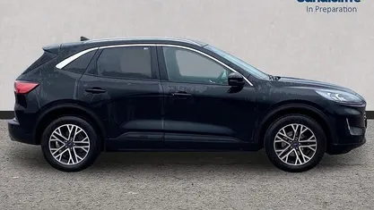 Usado Ford Kuga Titanium 150 HP (110 kW) 2023 Preto SUV