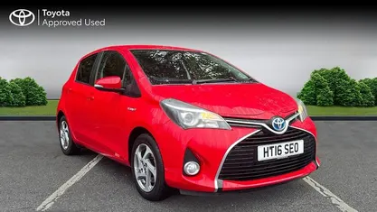 Chilli red Used 2016 Toyota Yaris Hybrid Hatchback | £9,490 (Fair price)