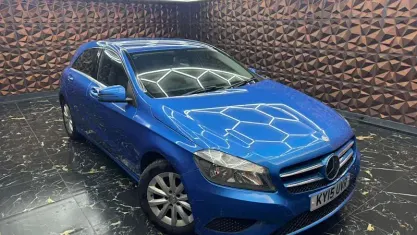 Używany Mercedes A180 SE 109 KM (80 kW) 2015 Niebieski Hatchback