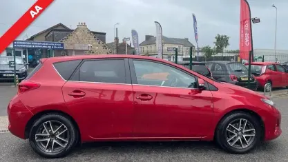 Used Toyota Auris Multidrive S 132 HP (97 kW) 2014 Red Hatchback