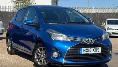 Used Toyota Yaris 99 HP (72 kW) 2015 Blue Hatchback