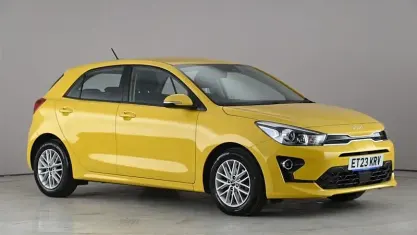 Usado Kia Rio 84 CV (61 kW) 2022 Amarillo Utilitario