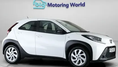 Used Toyota Aygo X PURE 72 HP (52 kW) 2022 White SUV