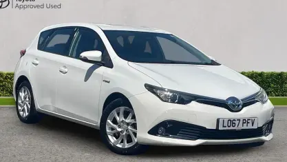 Used Toyota Auris Hybrid 136 HP (100 kW) 2018 White Hatchback