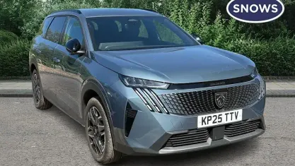 Usado Peugeot 5008 Allure 136 HP (100 kW) 2025 Azul SUV