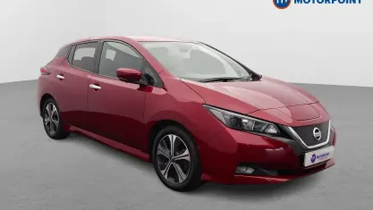 Begagnad Nissan Leaf N-Connecta 110 kW (150 HK) 2021 Röd Halvkombi