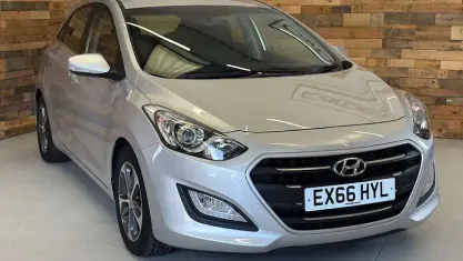 Usado Hyundai i30 SE 101 CV (74 kW) 2016 Plateado Utilitario