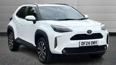 Pure white Used 2024 Toyota Yaris Cross Design SUV | £24,195 (Fair price)