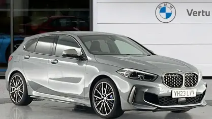 Begagnad BMW M135 Comfort Edition 306 HK (225 kW) 2023 Grå Halvkombi