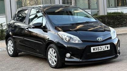 Używany Toyota Yaris Hybrid T4 101 KM (74 kW) 2013 Czarny Hatchback