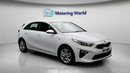 Używany Kia Ceed 120 KM (88 kW) 2021 Biały Hatchback