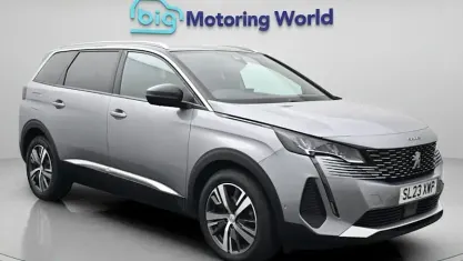 Usado Peugeot 5008 Allure+ 131 HP (96 kW) 2023 Cinzento SUV