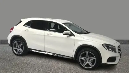 Usado Mercedes GLA200 AMG line 136 CV (100 kW) 2017 Blanco SUV