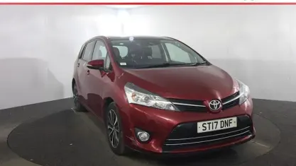 Usado Toyota Verso Design 112 HP (82 kW) 2017 Vermelho Monovolume