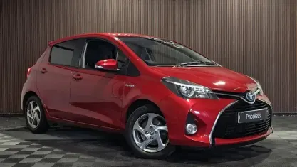 Used Toyota Yaris 101 HP (74 kW) 2016 Red Hatchback