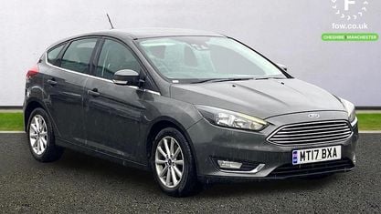 Usado Ford Focus Titanium 125 HP (91 kW) 2017 Cinzento Citadino