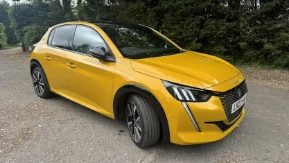 Używany Peugeot e-208 Premium 100 kW (136 KM) 2022 Żółty Hatchback