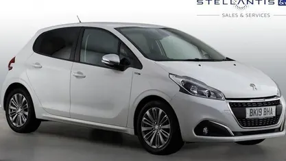 White Used 2019 Peugeot 208 Signature Sky Hatchback | £7,337 (Fair price)