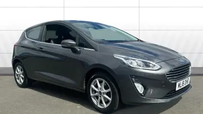 Usado Ford Fiesta Zetec 101 CV (74 kW) 2018 Gris Utilitario