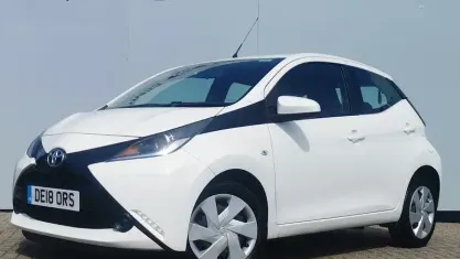 Used Toyota Aygo X-play 69 HP (50 kW) 2018 White Hatchback