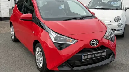 Used Toyota Aygo X-play 72 HP (52 kW) 2020 Red Hatchback