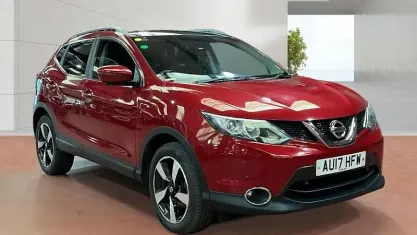 Used Nissan Qashqai N-Connecta 110 HP (80 kW) 2017 Red SUV