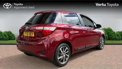Second-hand Toyota Yaris Hybrid 101 CP (74 kW) 2020 Roșu Hatchback
