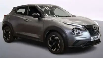 Begagnad Nissan Juke N-Connecta 143 HK (105 kW) 2023 Grå SUV