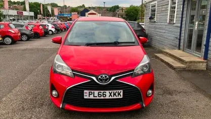 Usado Toyota Yaris 99 HP (72 kW) 2016 Vermelho Citadino