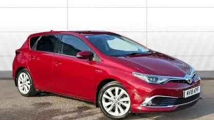Käytetty Toyota Auris Hybrid 136 HP (100 kW) 2018 Punainen Viistoperä