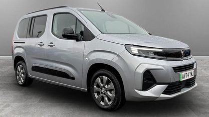 Begagnad Vauxhall Combo Ultimate 100 kW (136 HK) 2025 Minibuss