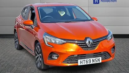 Used Renault Clio Iconic 101 HP (74 kW) 2019 Orange  Hatchback