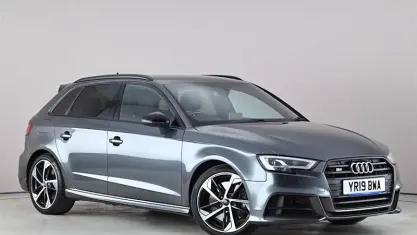 Usado Audi S3 Sportback Black Edition 300 CV (220 kW) 2019 Gris Utilitario