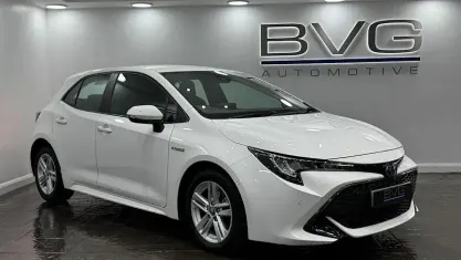 Used Toyota Corolla 122 HP (89 kW) 2019 White Hatchback