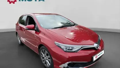 Used Toyota Auris 116 HP (85 kW) 2015 Red Hatchback