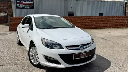 Używany Vauxhall Astra Elite 116 KM (85 kW) 2015 Biały Hatchback