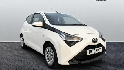 Used Toyota Aygo X-play 69 HP (50 kW) 2017 White Hatchback