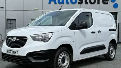 Begagnad Vauxhall Combo 101 HK (74 kW) 2023 Minibuss