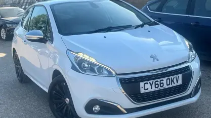 Used Peugeot 208 Allure 82 HP (60 kW) 2016 White Hatchback