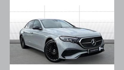 Usado Mercedes E300 Urban 313 HP (230 kW) 2025 Cinzento Sedan