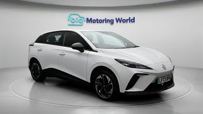Begagnad MG MG4 EV SE 319 kW (435 HK) 2023 Vit Halvkombi