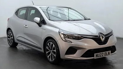 Used Renault Clio V Iconic 140 HP (102 kW) 2022 Silver Hatchback