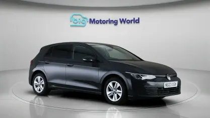 Begagnad VW Golf VIII S 110 HK (80 kW) 2023 Grå Halvkombi