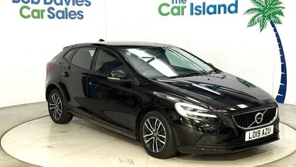 Used 2019 Volvo V40 Momentum Hatchback | £11,200 (Fair price)
