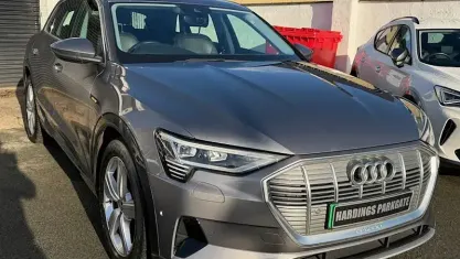 Usado Audi e-tron Advanced 230 kW (313 CV) 2021 Gris SUV
