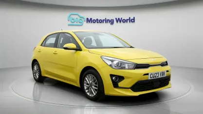 Begagnad Kia Rio 101 HK (74 kW) 2022 Gul Halvkombi